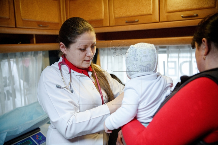 Cabinetul mobil de pediatrie "Renaşte Moldova" a ajuns la Cigârleni. Peste 100 de copii sunt examinaţi (FOTOREPORT)