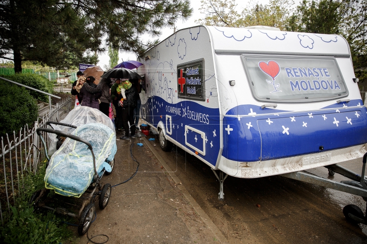 Cabinetul mobil de pediatrie "Renaşte Moldova" a ajuns la Cigârleni. Peste 100 de copii sunt examinaţi (FOTOREPORT)