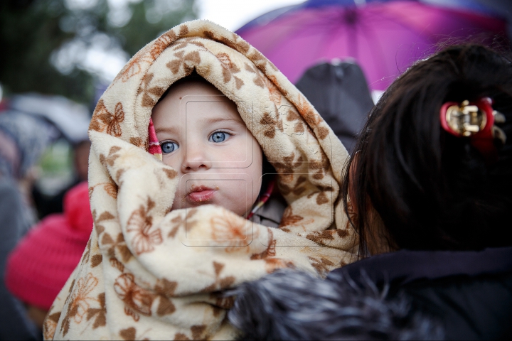 Cabinetul mobil de pediatrie "Renaşte Moldova" a ajuns la Cigârleni. Peste 100 de copii sunt examinaţi (FOTOREPORT)