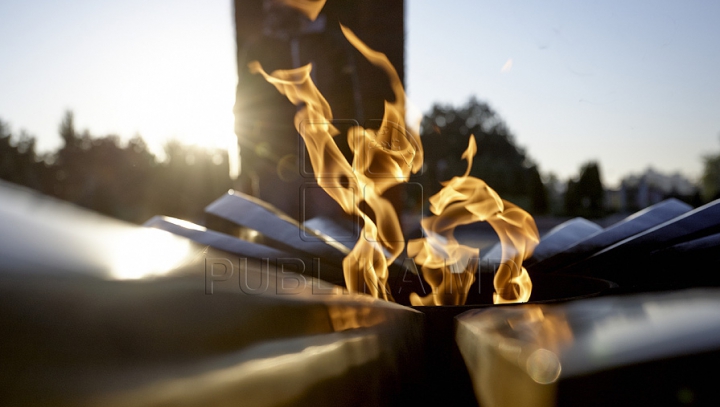 E cel mai "VEŞNIC" foc! Fotografia surprinsă la un memorial din Rusia a devenit VIRALĂ (FOTO)