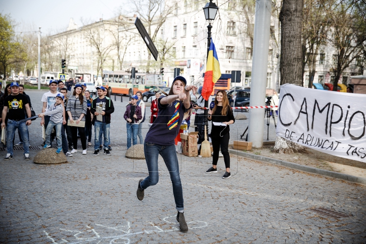 Campionat INEDIT în Capitală. Tinerii s-au întrecut la aruncatul tastaturii (FOTO/VIDEO)