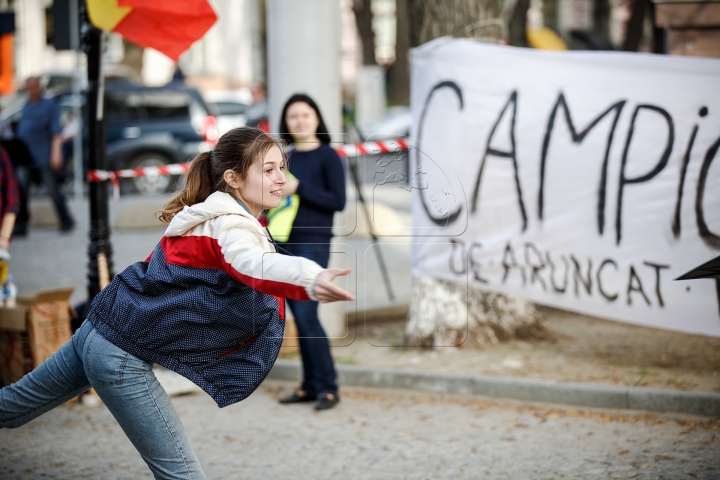 Campionat INEDIT în Capitală. Tinerii s-au întrecut la aruncatul tastaturii (FOTO/VIDEO)