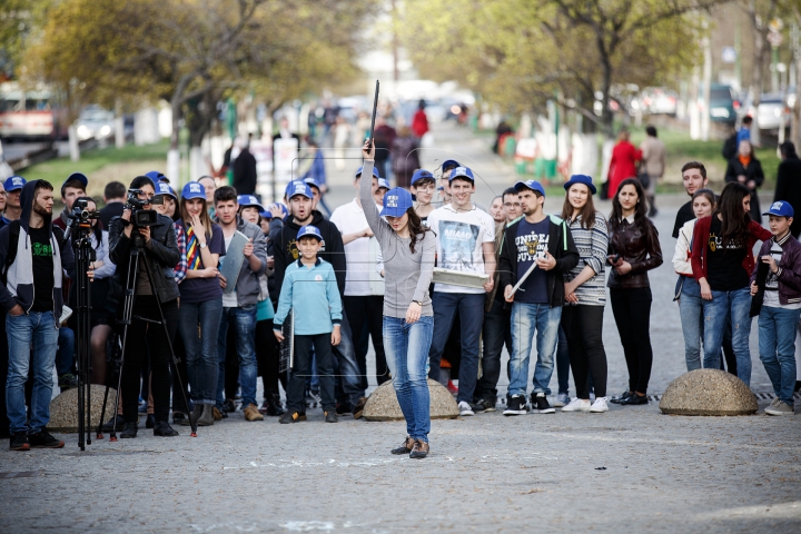 Campionat INEDIT în Capitală. Tinerii s-au întrecut la aruncatul tastaturii (FOTO/VIDEO)