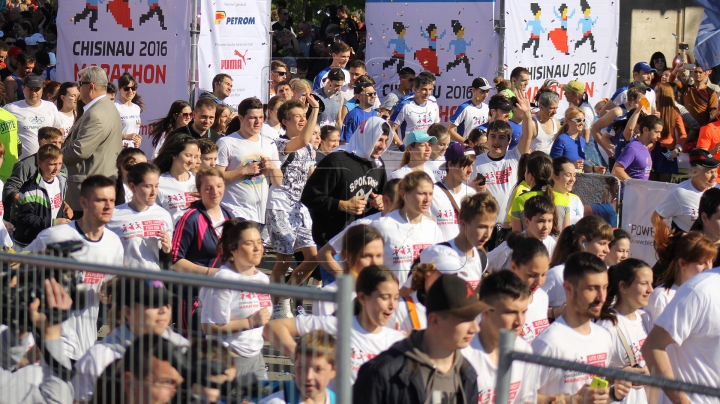 Cum a demarat Maratonul Internaţional de la Chişinău. Oficiali, prezenţi la eveniment (FOTO)