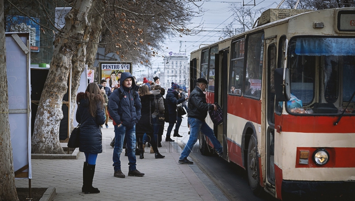 Defectul acestui "troleibuz european" din Chişinău poate să-ţi CADĂ ÎN CAP! (VIDEO) 