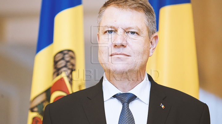 Klaus Iohannis a decorat mai mulţi scriitori şi directori de şcoli din Republica Moldova