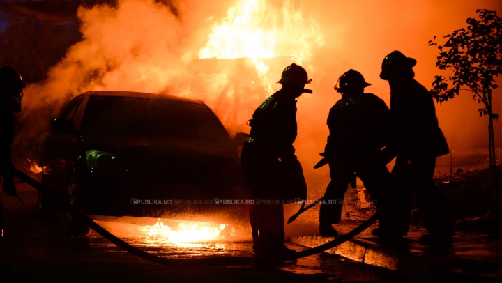 INTENŢII CRIMINALE! O mașină, incendiată din răzbunare în sectorul Botanica al Capitalei (VIDEO)