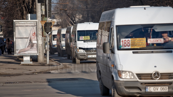 Atenție la bunurile personale! Hoți de buzunare în microbuzele de pe linia 185