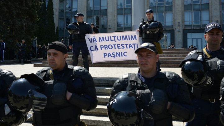 RĂSPUNSUL INP la acuzaţiile aduse de DA: Poliția NU interzice maşinilor să se deplaseze la protest