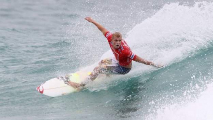 Cele mai spectaculoase căzături din lumea surfingului. Învingătorul va primi 3.000 de dolari