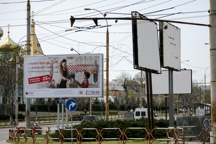 Panourile publicitare din centrul Chișinăului au fost demontate. Ce a rămas în locul lor