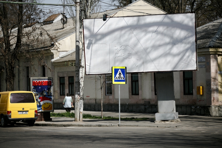 Panourile publicitare din centrul Chișinăului au fost demontate. Ce a rămas în locul lor