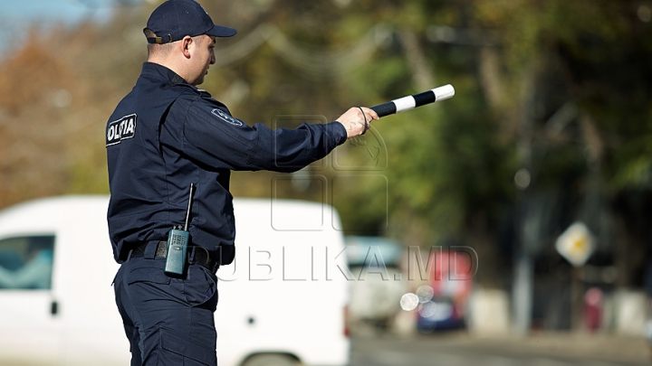 Un automobil, stopat pe un drum din Căuşeni. Oamenii legii au rămas UIMIŢI de cele descoperite