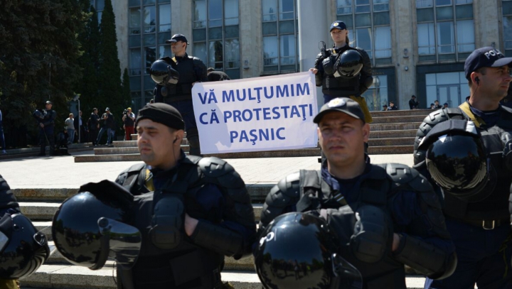 APEL către protestatari: Poliția este la datorie. Ea trebuie RESPECTATĂ şi NU ATACATĂ!