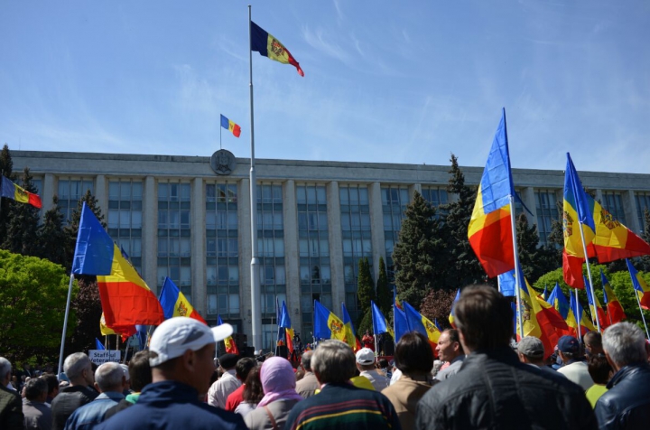 Manifestaţii în PMAN, cu întârziere de O ORĂ. Partidul "Platforma DA" şi-a scos simpatizanţii la un nou protest