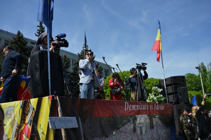 Manifestaţii în PMAN, cu întârziere de O ORĂ. Partidul "Platforma DA" şi-a scos simpatizanţii la un nou protest