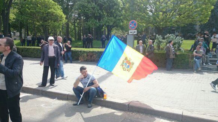 STICLE CU BERE ŞI ANVELOPE. Cum au fost surprinşi unii protestatari din centrul Capitalei (FOTO)