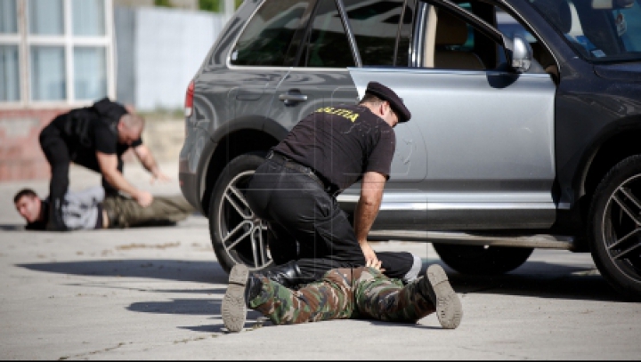 Grupare infracţională, REŢINUTĂ. Descoperirea făcută de poliţişti acasă la patru bărbaţi din Cahul