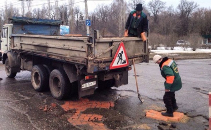 VIRAL pe Internet! Rușii dau din nou lovitura cu o metodă inedită de reparație a drumurilor (FOTO)