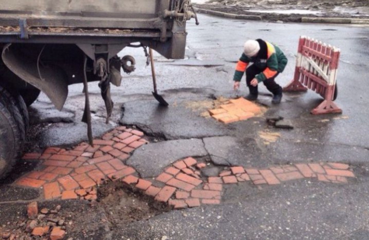 VIRAL pe Internet! Rușii dau din nou lovitura cu o metodă inedită de reparație a drumurilor (FOTO)