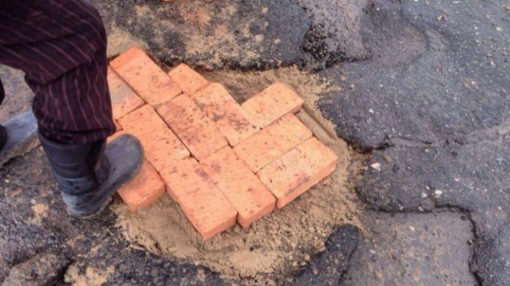 VIRAL pe Internet! Rușii dau din nou lovitura cu o metodă inedită de reparație a drumurilor (FOTO)