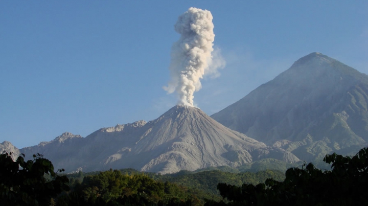 Vulcanul Santiaguito din Guatemala a început să erupă (FOTO)