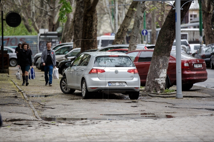 Moldova, ţara şoferilor TUPEIŞTI! Cum şi-a parcat maşina un conducător auto (FOTO)