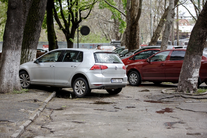 Moldova, ţara şoferilor TUPEIŞTI! Cum şi-a parcat maşina un conducător auto (FOTO)