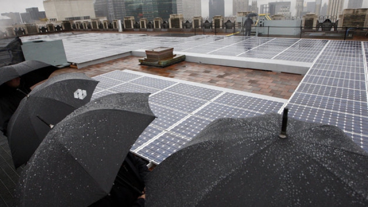 UIMITOR! Panourile fotovoltaice care produc electricitate şi atunci când plouă