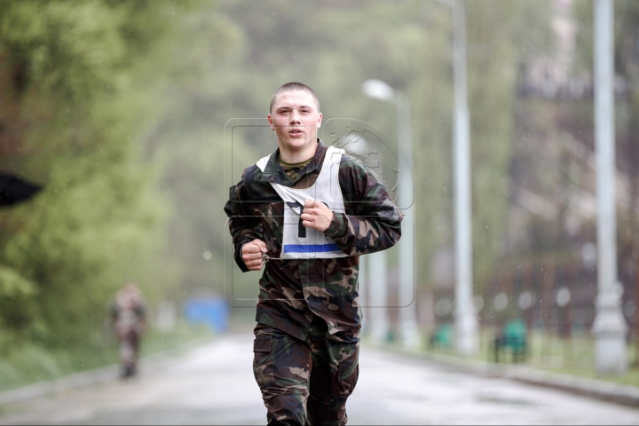 Prin vânt și ploaie. Soldați ai Armatei Naționale au participat la campionatul național de cros (FOTOREPORT)