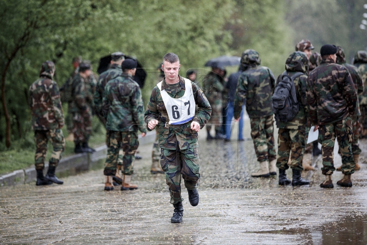 Prin vânt și ploaie. Soldați ai Armatei Naționale au participat la campionatul național de cros (FOTOREPORT)