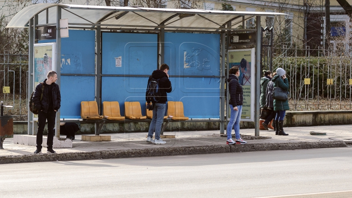 Locuitorii Capitalei, NEMULŢUMIŢI! Din cauza protestelor, aşteaptă MINUTE ÎN ŞIR transportul public