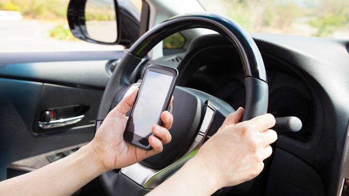 A fost lansată CEA MAI CIUDATĂ campanie contra telefonului la volan (VIDEO)