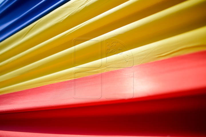 "SUNTEM MÂNDRI!" Tinerii din PD au împărţit steguleţe pentru a promova Drapelul de Stat (FOTO/VIDEO)