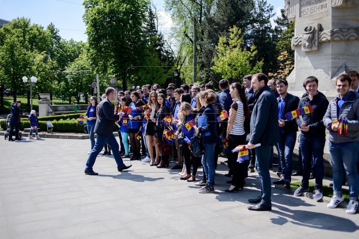 "SUNTEM MÂNDRI!" Tinerii din PD au împărţit steguleţe pentru a promova Drapelul de Stat (FOTO/VIDEO)