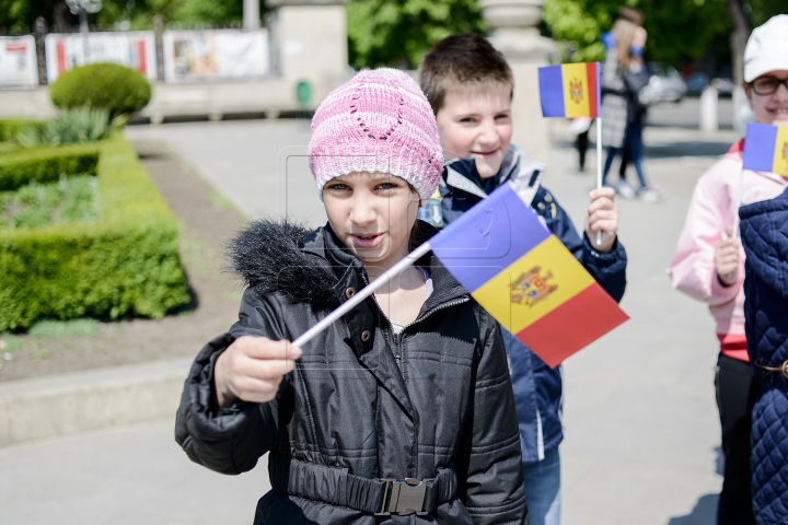 "SUNTEM MÂNDRI!" Tinerii din PD au împărţit steguleţe pentru a promova Drapelul de Stat (FOTO/VIDEO)