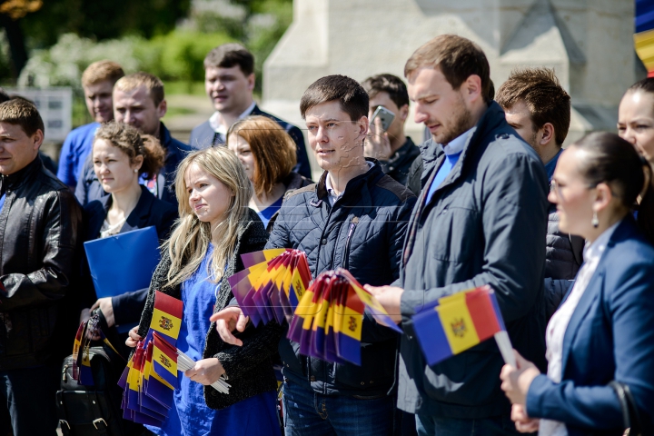 "SUNTEM MÂNDRI!" Tinerii din PD au împărţit steguleţe pentru a promova Drapelul de Stat (FOTO/VIDEO)