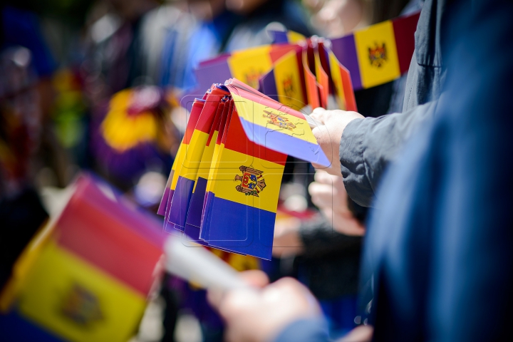 "SUNTEM MÂNDRI!" Tinerii din PD au împărţit steguleţe pentru a promova Drapelul de Stat (FOTO/VIDEO)