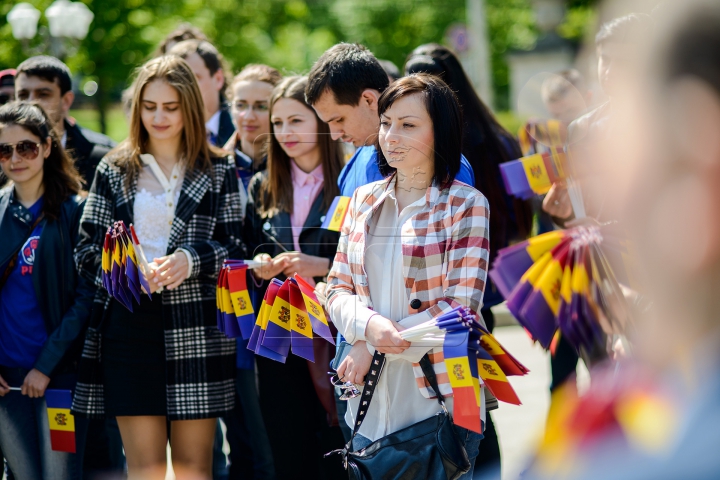 "SUNTEM MÂNDRI!" Tinerii din PD au împărţit steguleţe pentru a promova Drapelul de Stat (FOTO/VIDEO)