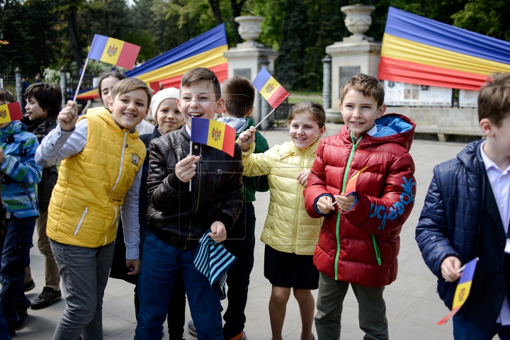 "SUNTEM MÂNDRI!" Tinerii din PD au împărţit steguleţe pentru a promova Drapelul de Stat (FOTO/VIDEO)