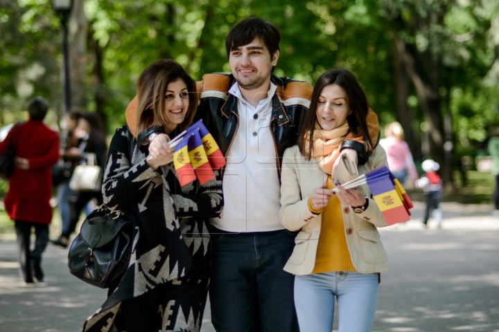 "SUNTEM MÂNDRI!" Tinerii din PD au împărţit steguleţe pentru a promova Drapelul de Stat (FOTO/VIDEO)