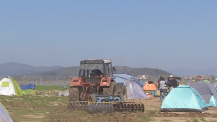 Un fermier grec a intrat cu tractorul într-o tabără de refugiaţi (VIDEO)