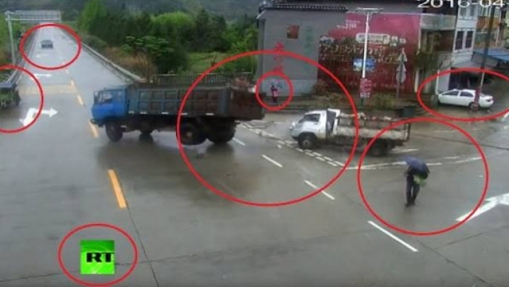 MOARTEA trece la câţiva milimetri. ACCIDENT INCREDIBIL filmat în intersecţie (VIDEO)