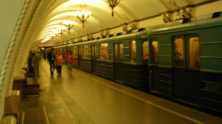 Ce face un tânăr în metroul din Moscova. Călătorii au rămas uimiţi, cum e posibil aşa ceva (VIDEO)