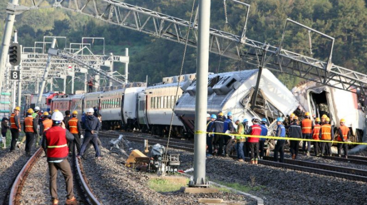 Un om a murit într-un accident feroviar în Coreea de Sud. Trenul a deraiat