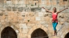 SENZAŢIONAL! Heather Larsen a traversat o sârmă întinsă la înălţimea celor două turnuri din Ierusalim