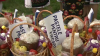 "Paștele pentru fiecare". 15 familii nevoiaşe din Izbiște au primit coșuri cu produse alimentare 