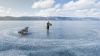 Un campion mondial a făcut spectacol cu motocicleta pe gheața lacului Baikal