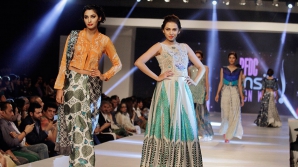 Spectacol de modă grandios în Pakistan. Designerii și-au prezentat noile colecții cu ţinute pentru nuntă