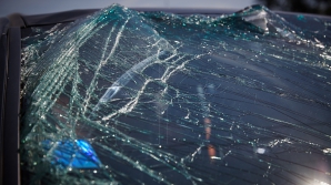 RAMBO PE STRADĂ! Un tip înfuriat distruge o maşină. ŞOFERUL A FUGIT CU TOT CU PISTOL (VIDEO)